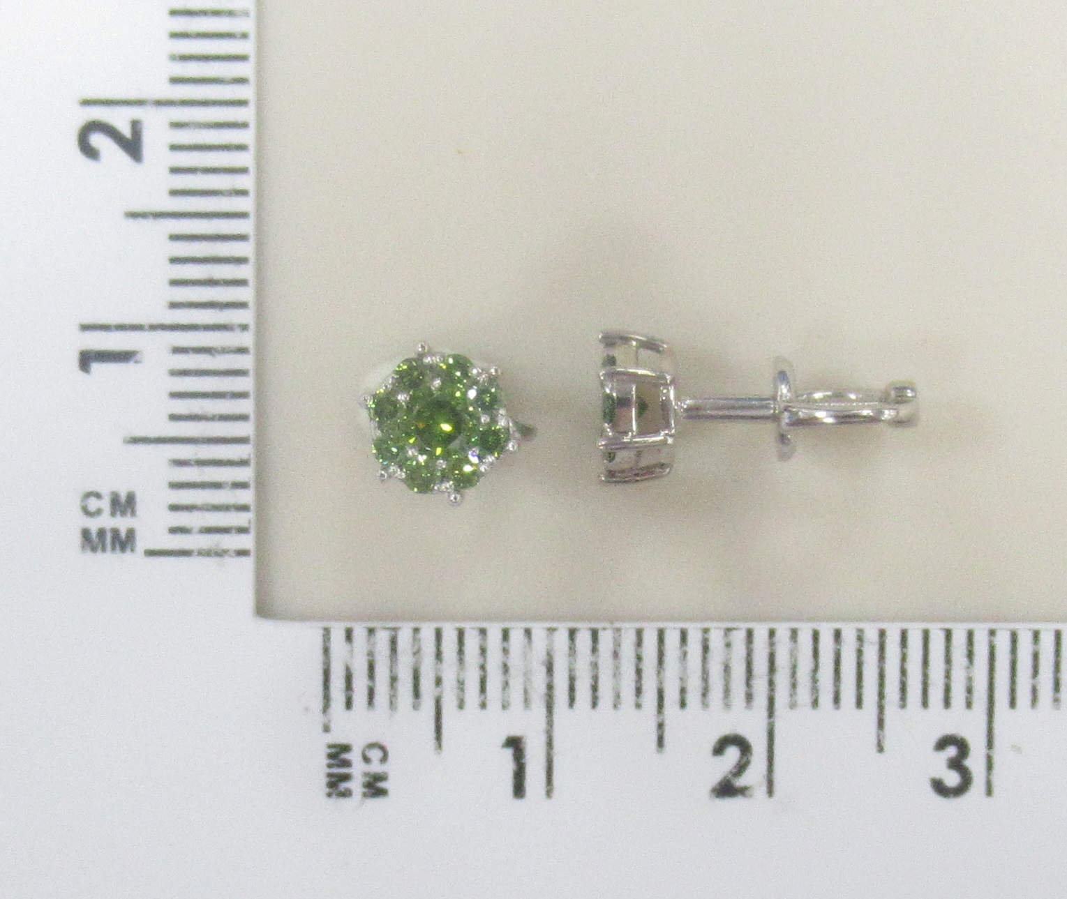 Серьги-пусеты из белого золота с зелеными бриллиантами